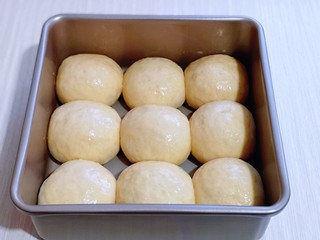 12、超级松软零失败的全麦蜜豆小餐包,小餐包发酵至原来的两倍大，刷上一层蛋液。