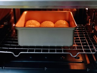 14、超级松软零失败的全麦蜜豆小餐包,将模具入东菱烤箱中层。