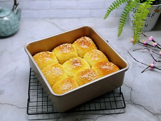 16、超级松软零失败的全麦蜜豆小餐包,香喷喷的面包出炉啦！