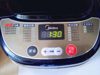 10、蜜豆小面包,面包机发酵1:30。天热也可以室温发酵。