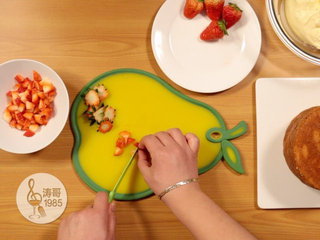 5、瑞士奶油霜 - 彩虹抹面蛋糕,5、接着把事先洗干净沥干水的草莓去蒂后切成小粒备用