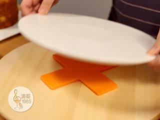 7、瑞士奶油霜 - 彩虹抹面蛋糕,7、接下来准备蛋糕转盘，我在下面和上面分别都垫了一个硅胶隔热防滑垫，这样平面圆盘或蛋糕垫摆放上去就可以很稳，转动蛋糕的时候丝毫不会移位