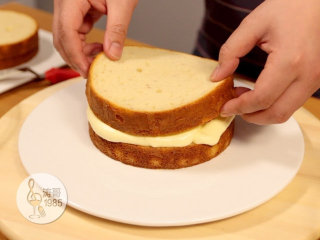 13、瑞士奶油霜 - 彩虹抹面蛋糕,13、然后再堆一层酸奶蛋糕上去