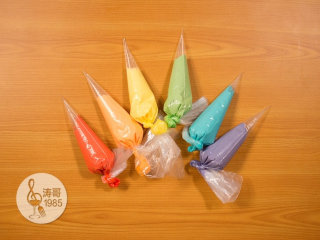 19、瑞士奶油霜 - 彩虹抹面蛋糕,19、然后装进裱花袋里备用，当然如果你不喜欢彩色的，也可以直接用原色奶油霜进行抹面，我这次做的是6个颜色的奶油霜