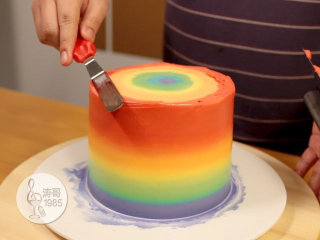 26、瑞士奶油霜 - 彩虹抹面蛋糕,26、最后再用小抹刀把顶部边缘多出来的奶油霜刮掉轻轻抹平基本上就完成了，如果觉得还不满意，你可以继续抹平侧面