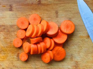 1、胡萝卜拉丝芝士餐包,把胡萝卜去头去尾切成薄片