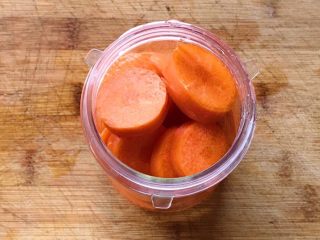 2、胡萝卜拉丝芝士餐包,加水放进料理机打成糊