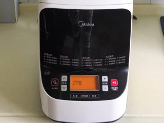 5、胡萝卜拉丝芝士餐包,除了黄油和芝士碎，其余放面包机里揉10分钟后，然后放入黄油揉成出膜状