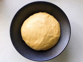 7、胡萝卜拉丝芝士餐包,发酵至原来的面团的两倍