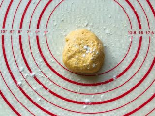 9、胡萝卜拉丝芝士餐包,取一个面团，撒一点干粉防粘