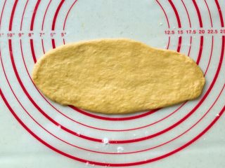 10、胡萝卜拉丝芝士餐包,擀面杖擀成牛舌状