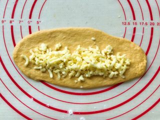 11、胡萝卜拉丝芝士餐包,放上芝士碎，放多少随自己喜好