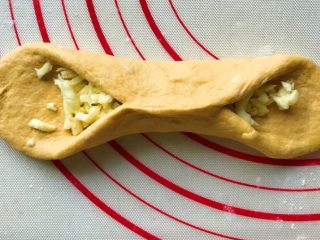 12、胡萝卜拉丝芝士餐包,先中间捏紧