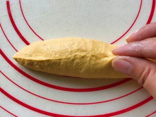 13、胡萝卜拉丝芝士餐包,再把两边捏紧