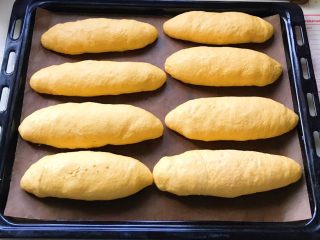 16、胡萝卜拉丝芝士餐包,发酵至两倍大，烤箱180预热10分钟，中层180度烤18分钟