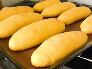 17、胡萝卜拉丝芝士餐包,出炉了，刚刚出炉表皮是脆的，慢慢随着温度变低，就会变得很软，没有刷蛋液、黄油、炼乳，以朴素的面目出现