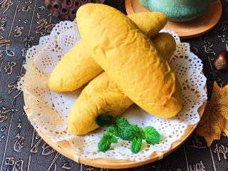 18、胡萝卜拉丝芝士餐包,等面包还有余温放进袋子保存