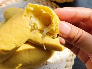 19、胡萝卜拉丝芝士餐包,趁热赶紧吃一个，拉丝了.....好满足