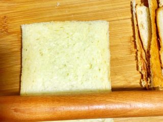 1、辅食10M➕ 香蕉牛油果吐司卷,将吐司切去四边，拿擀杖擀平备用