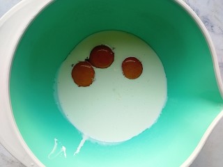 3、淡奶油蛋糕（水浴法）,蛋黄内倒入淡奶油和10g的白糖