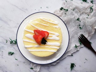 13、淡奶油蛋糕（水浴法）,出炉冷却后脱模～就可以切块吃了，我还简单的装饰了一下