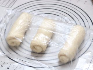 6、牛奶土司,12.盖保鲜膜静置10分钟