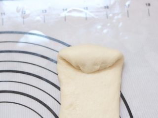 7、牛奶土司,15.卷起（中间稍微折一个弧形，然后自然的卷起来）