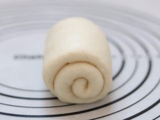 8、牛奶土司,17.卷好的土司卷