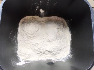 1、牛角包,除盐、黄油、干酵母以外，所有食材放入面包桶，开启和面程序进行和面。我的机器是松下的，一个和面程序运行20分钟以后，面团已经能被和得很光滑了。