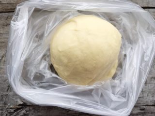 2、牛角包,把和光滑的面团拿出来，放入保鲜袋。放进冰箱冷藏醒面1-15小时。1个小时也可以，15个小时也行，根据自己情况而定。