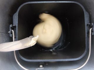 5、牛角包,把切成小块的黄油加进去，揉到黄油被面团吸收。我的面包机大概和了8分钟左右。