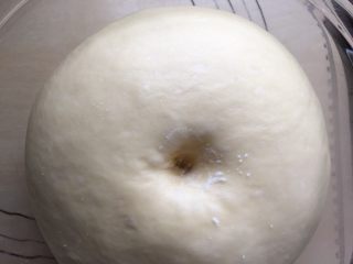 10、牛角包,发到1.5倍，用手指蘸点面粉往中心按下去，不回弹不塌陷，就是发好了。