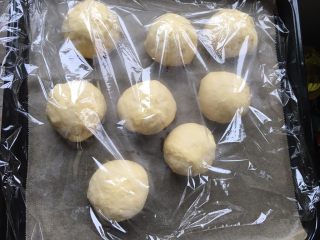 11、牛角包,把面团分割成8份，滚圆排气后盖上保鲜膜松弛15分钟。