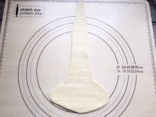 12、牛角包,擀成长条形状后，再竖向擀成长长的三角形，如图。