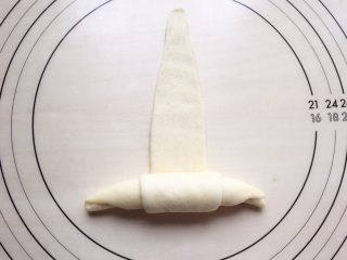 13、牛角包,从下向上卷。卷3-4圈就好。收口朝下放置。