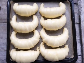 15、牛角包,发好后，表面涂上薄薄一层蛋液。