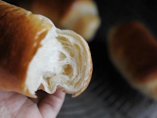 16、牛角包,推入烤箱，175度，20分钟。组织妥妥地拉丝拉片～