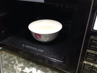 3、焦糖布丁,放入微波炉，叮一分钟搅匀加速砂糖融化