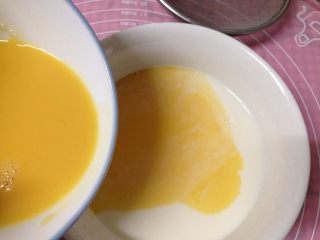 4、焦糖布丁,把蛋液倒入牛奶中，加入香草精（2、3滴就行）