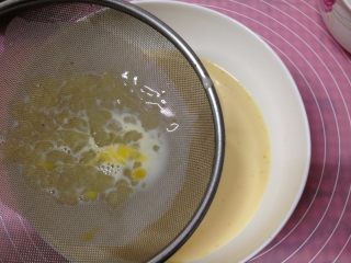 5、焦糖布丁,过滤2-3次（这个步骤很重要，把布丁液里 的小气泡筛走，使布丁滑嫩）