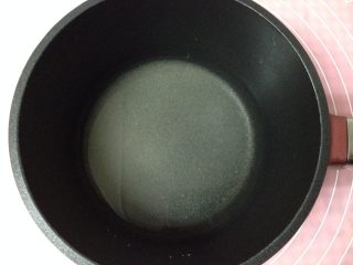7、焦糖布丁,下面来制作焦糖，清水中加入细砂糖