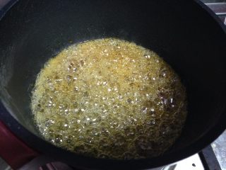 10、焦糖布丁,等水分都挥发干以后，糖浆温度升高，开始焦化