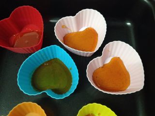 12、焦糖布丁,趁热把煮好的焦糖倒入模具，在底部铺有一层即可。（焦糖冷却后会硬化，所以一定要趁热的时候操作，我用的硅胶蛋糕模，如果是布丁模，模具四周要涂黄油