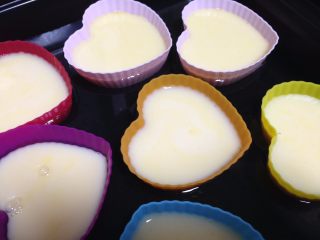 14、焦糖布丁,在烤盘里注入热水，高度至少要超过布丁液的一半。