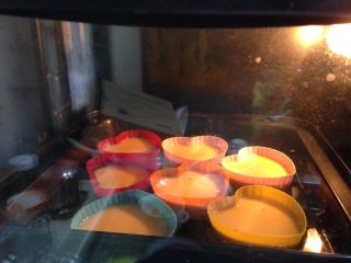 15、焦糖布丁,然后把烤盘放入预热好的烤箱、中层，下火170度，上火160度，烤35-45分钟左右