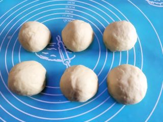 4、千层椰蓉面包卷,将发酵好的面团排气后分成六份，静置醒发十分钟。