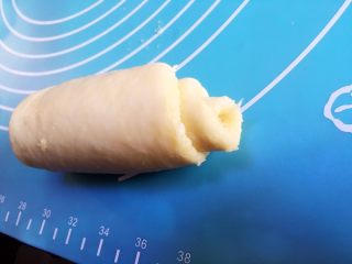 7、千层椰蓉面包卷,这样的步骤要重复两次，指再次擀成舌形状，再次卷成小卷，这样才能确保千层椰蓉面包的口感。