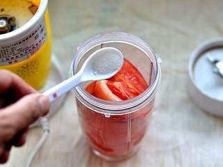 2、自制番茄酱,把西红柿块放入料理机搅拌杯，洒入少许精盐调味。