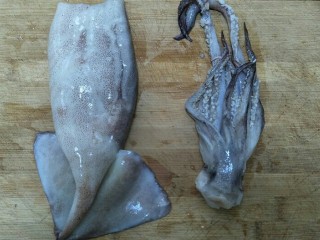 2、香酥鱿鱼圈,鱿鱼把头拔出来，把内脏去除，清洗干净。头可以留着炒，也可炸成段。