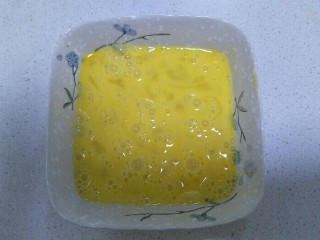 10、香酥鱿鱼圈,鸡蛋打散备用。